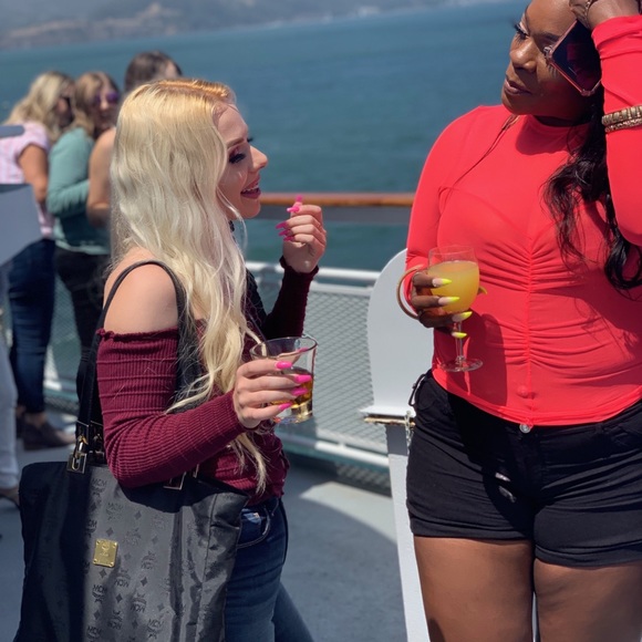 Meet your Posher, Celly - Picture 5 of 8